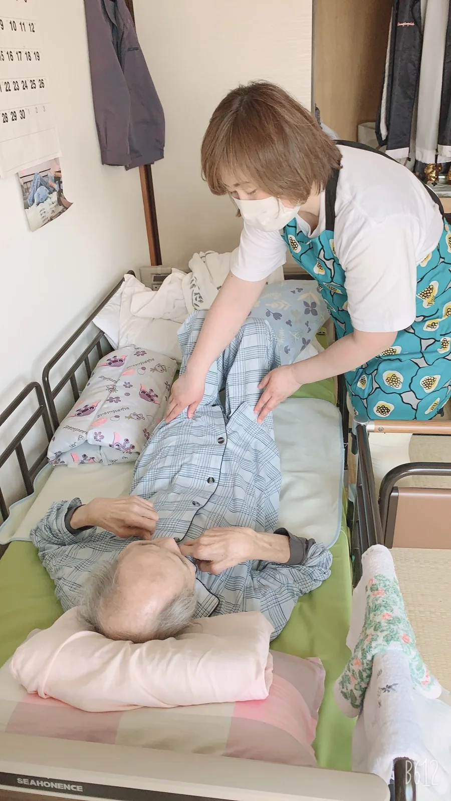 ベッドでの身体介護の様子